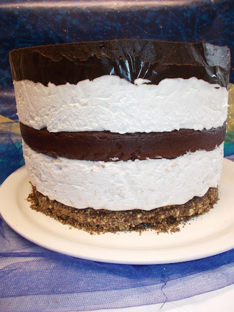 TORT DE CIOCOLATA CU CREMA DE OREZ SI CIOCOLATA ALBA