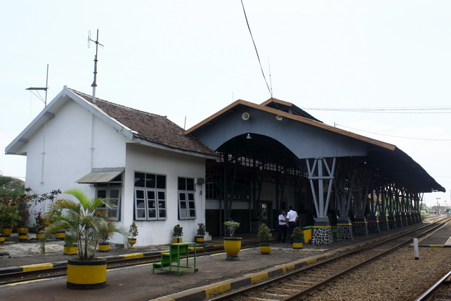 5 Stasiun Kereta Paling Angker Se-Indonesia  The Soeryono 