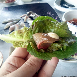 Sashimi con ajo y hojas de vegetales
