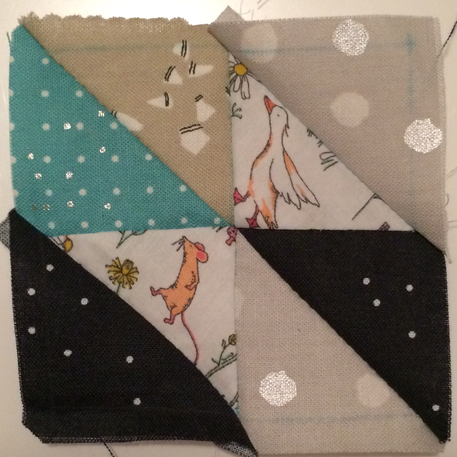 hand piecing a quilt / CHARM ABOUT YOU