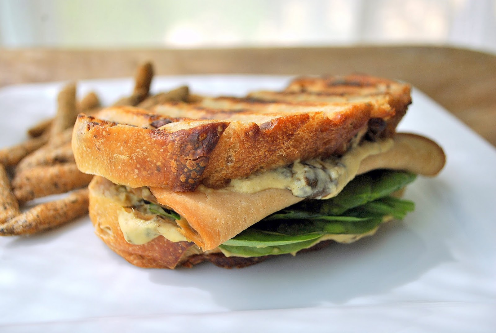 Hummus, Spinach & Vegan Ham Panini (Panini de Hummus, Espinafre