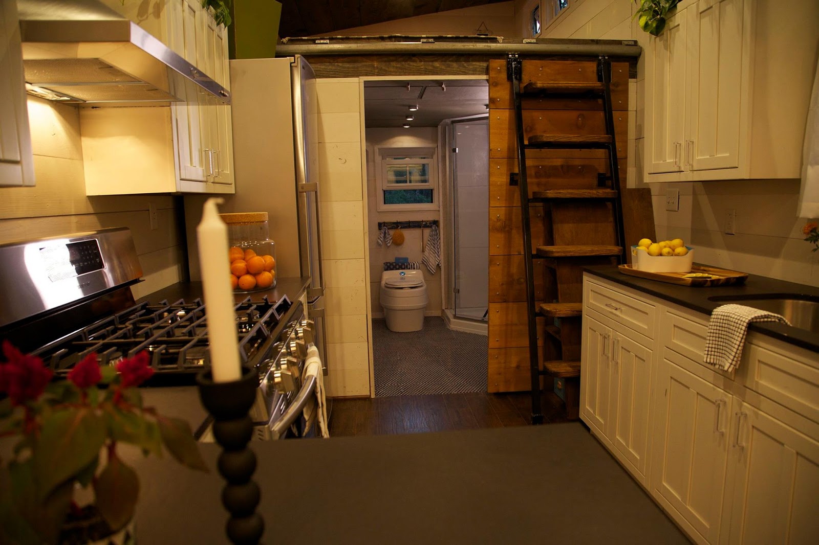 The World Travler House (250 Sq Ft) [ TINY HOUSE TOWN ]