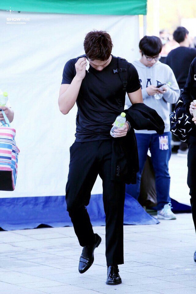 어깨랑 등빨 하나는 진짜 출중한 남돌.jpggif (약후방주의?) | 인스티즈