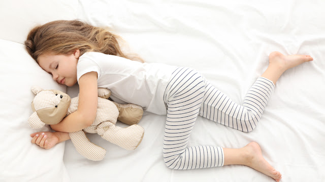 6 tips om je kind beter te helpen slapen