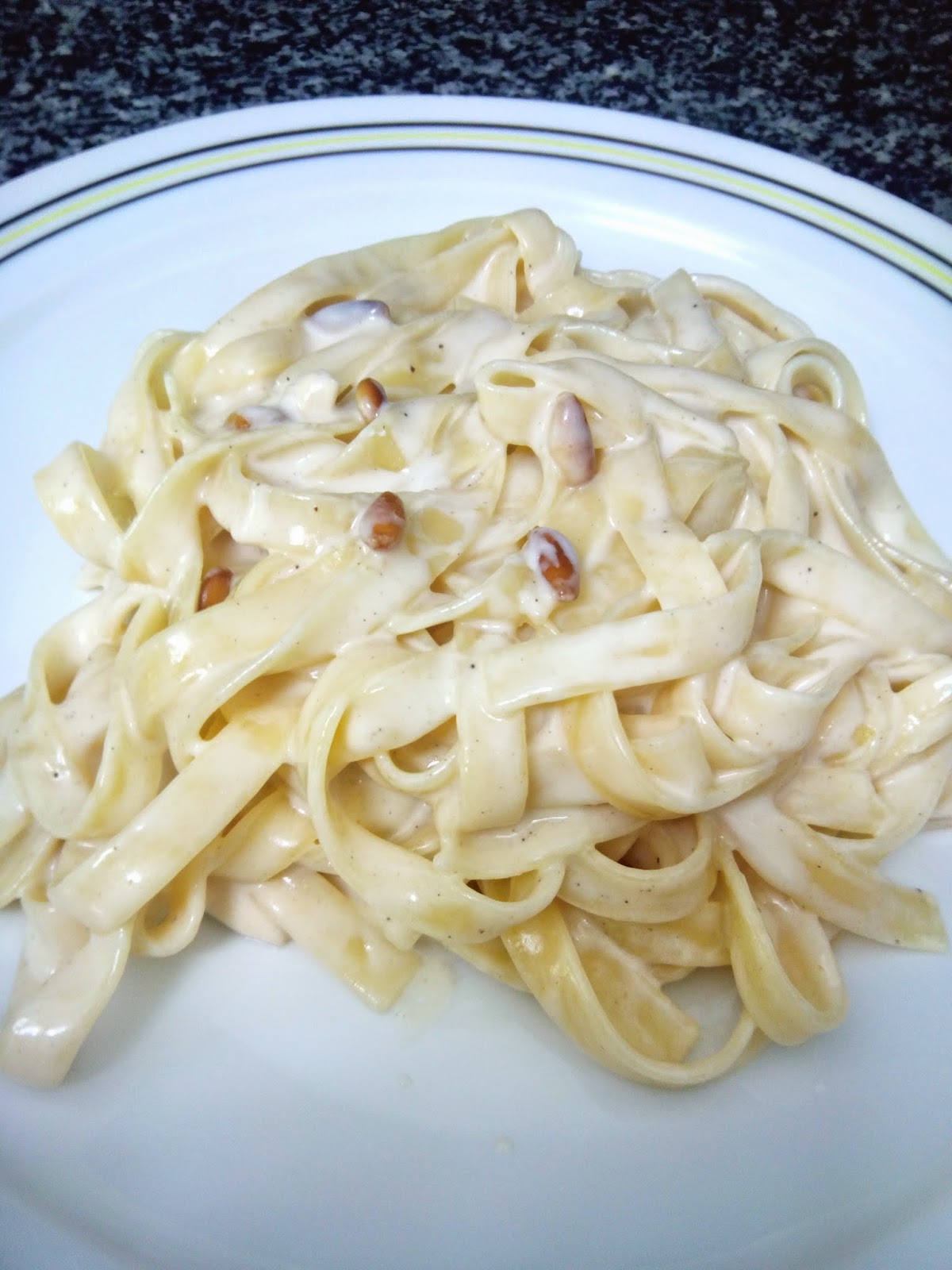 Cocina Sublime NIDOS DE HUEVO EN SALSA DE NATA Y PIÑONES