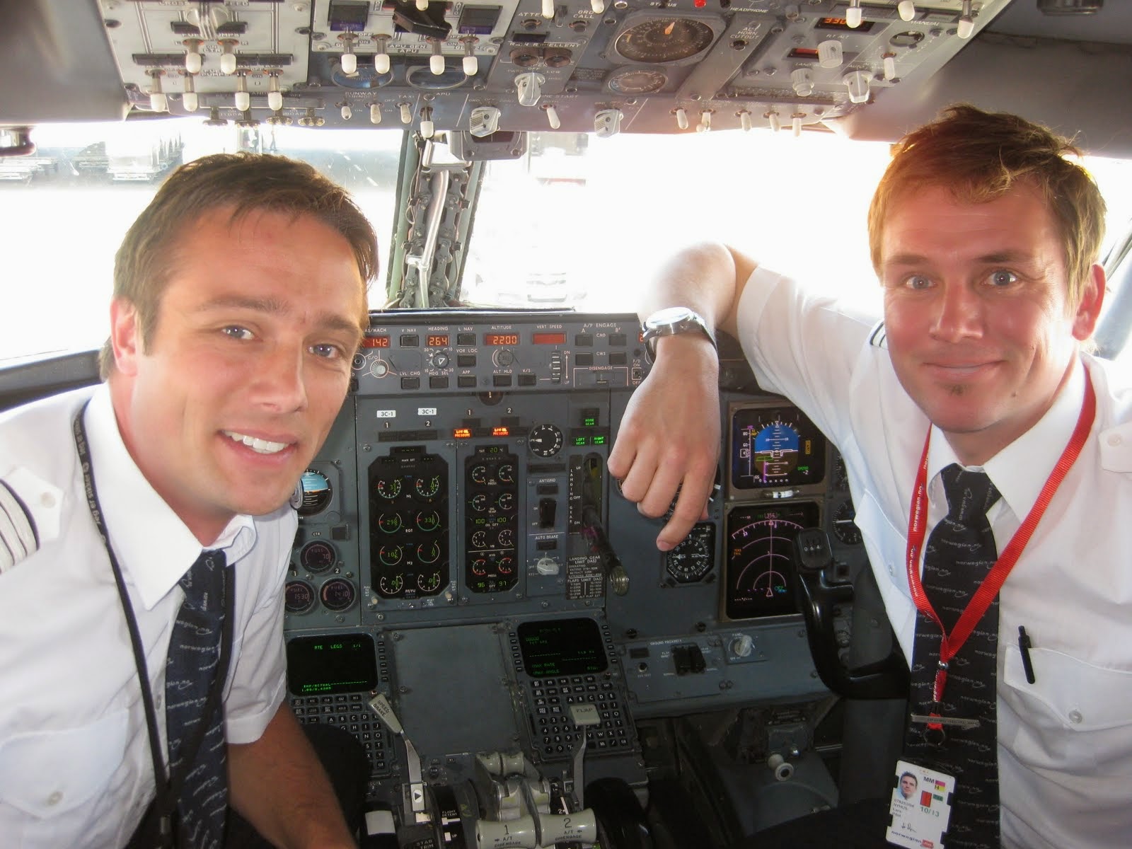 парень летчик. мужчины пилоты. красивые летчики мужчины. красавцы пилоты. пилот гражданской авиации.