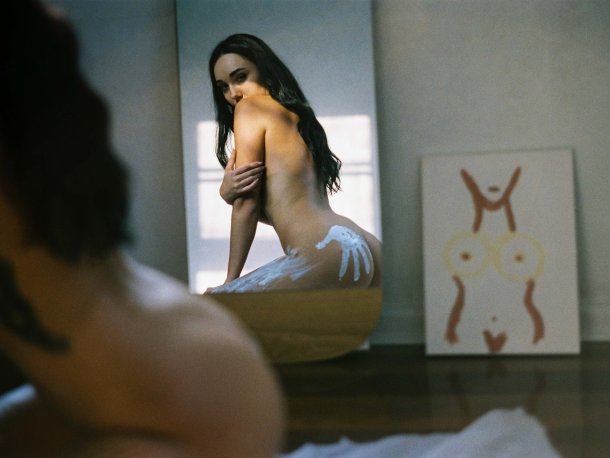 modelo mulher Maddie Neville fotografia de Nick Perritt - Painting Maddie RektMag sensual provocante fetiche arte vinho mãos corpo nudez