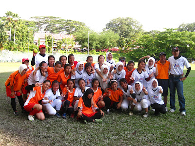 Pasukan sofbol Sibu B (SM Vokasional Sibu) semasa Kejohanan Sofbol MSS Sarawak di Kuching pada tahun 2011