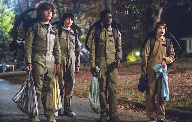Los chicos de Stranger Things disfrazados de cazafantasmas en lo que es uno de los explícitos homenajes al cine de los 80