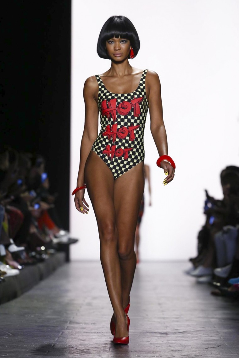 Jeremy Scott Spring Summer 2017 - New York Fashion Week jeremy-scott, jeremy-scott-spring-summer, jeremy-scott-printemps-ete, jeremy-scott-case, jeremy-scott-coque, bag-jeremy-scott, sac-jeremy-scott, tee-shirt-jeremy-scott, t-shirt-jeremy-scott, dress-jeremy-scott, robe, jeremy-scott, sweat-jeremy-scott, du-dessin-aux-podiums, dudessinauxpodiums