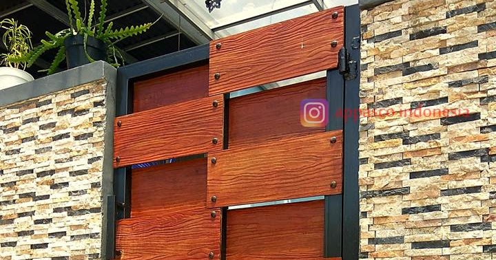 Pintu Gerbang Pagar Rumah Unik dari Besi dan Motif Kayu di Darmawangsa