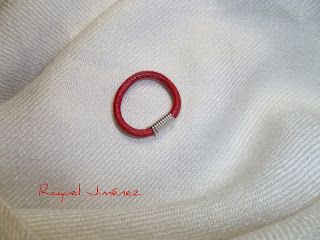 anillo cuero rojo