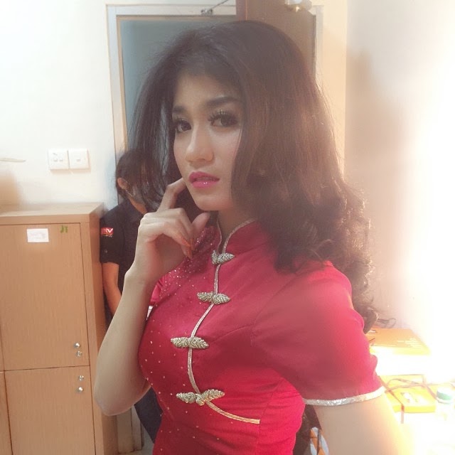 LINA MARLINA FOTO CANTIK DANGDUT ASIK - ZONA ARTIS LAGI