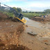 Creciente de arroyo rebasa desvío en la carretera Durango - Parral
