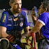 Goleiro se ajoelha para entrevista de repórter deficiente em jogo do Campeonato Paraibano