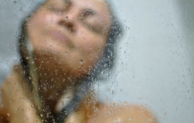 Un bagno caldo per scacciare tristezza e malumore Donna che risolleva l'umore con un bagno caldo