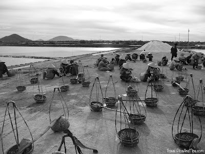 Travailleur des champs de sel à Nha Trang au Vietnam Travailleur des champs de sel à Nha Trang au Vietnam