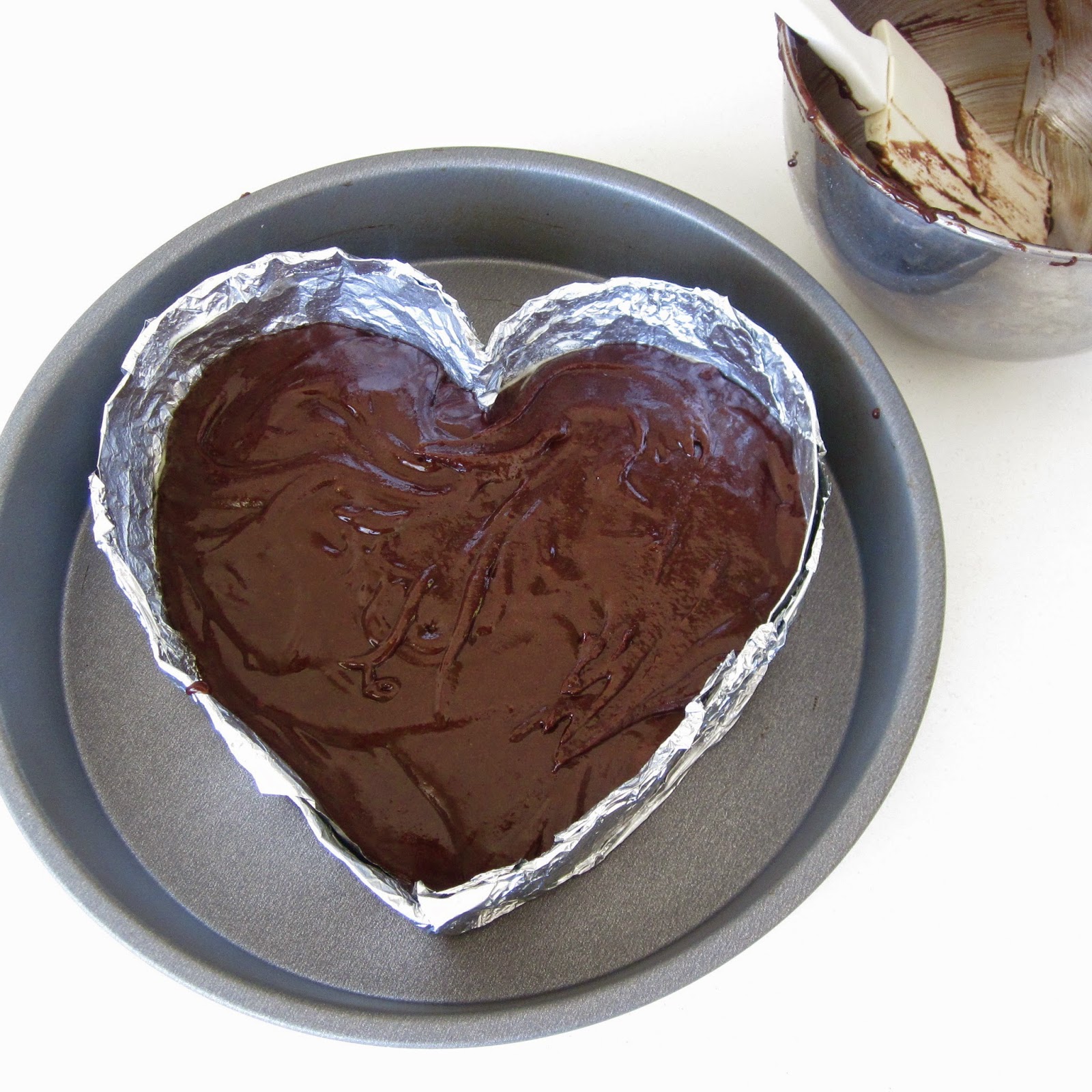 VIDEO} DIY Disposable Baking Pans (heart shaped foil pans