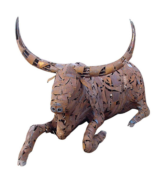Toro Echado, escultura en hierro