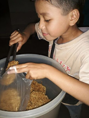 Riki Erlangga anak kelas dua sd penjual cekeremes Riki-Erlangga-anak-kelas-dua-sd-penjual-cengkeremen