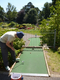 Seth tackles hole 6