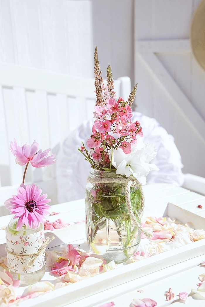 Dekotablett mit selbstgemachten Vasen und Blumen dekorieren.