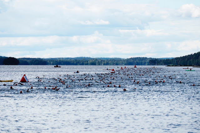 Muutama uimari Vesijärvessä. Ironman triathlon 70.3 Lahti.