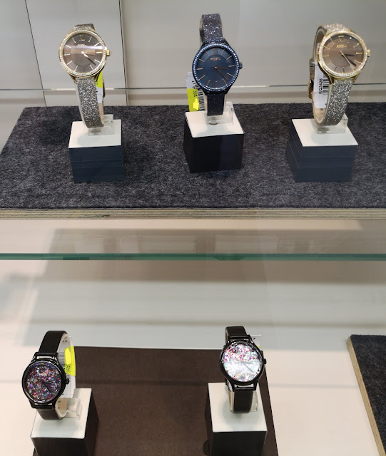 Orologi moda da donna Fossil nei colori nero e oro, con il quadrante glitterato. A saldo.