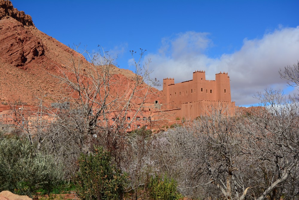 une casbah se dresse majestueusement dans la vallée, s'intégrant parfaitement au paysage une casbah se dresse majestueusement dans la vallée, s'intégrant parfaitement au paysage