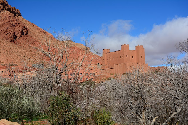 une casbah se dresse majestueusement dans la vallée, s'intégrant parfaitement au paysage une casbah se dresse majestueusement dans la vallée, s'intégrant parfaitement au paysage