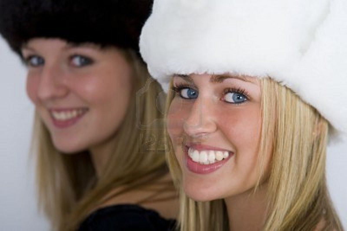 852663-dos-mujeres-rusas-hermosas-que-usan-los-sombreros-de-piel-tiro-en-tres-el-perfil-cuarto-uno-en-el-fo.jpg