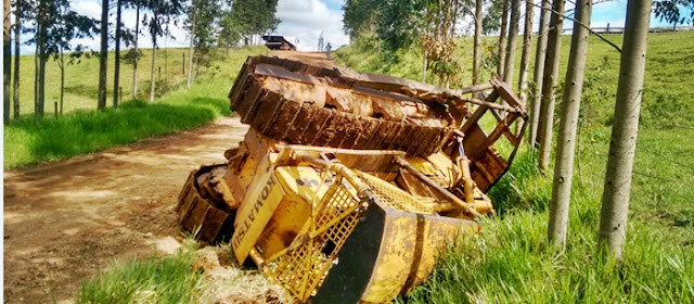 Mato Rico: Trator de esteira despenca de caminhão