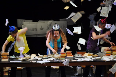 http://idiomecanictheatre.blogspot.fr/p/words-are-watching-you-la-presse.html