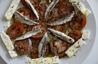 KUMATO TOMATEN, ANCHOVIES UND SCHAFKÄSE SALAT KUMATO TOMATEN, ANCHOVIES UND SCHAFKÄSE SALAT