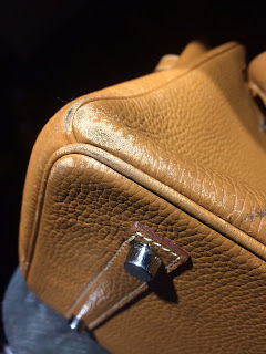 Hermès "Birkin" dont les coins ont été restaurés ensuite remis en couleur d'origine Hermès Birkin, sac de luxe, maroquinerie restauration, reparation sacs, refection sacs, teinture sacs, patine, sac