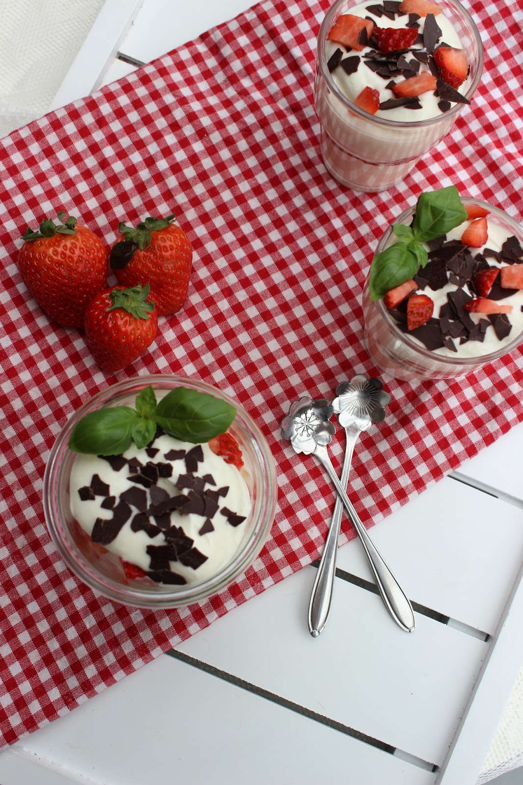 Schnelles Schichtdessert mit Erdbeeren