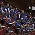 Contro le giubbe rosse della sinistra i Fratelli d'Italia in t-shirt blu per difendere gli italiani