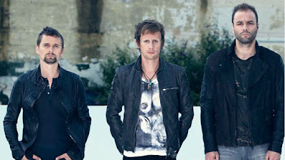 Biografi Lengkap Band Muse Biografi Lengkap Band Muse Muse pertama kali di bentuk pada tahun 1994. Anggota Muse bermain selama mereka tinggal di Teignmouth Community College pada awal 1990-an, namun pembentukan Muse dimulai ketika Bellamy berhasil mengikuti audisi untuk gitaris di band Dominic Howard. Mereka meminta Chris Wolstenholme - yang bermain drum pada saat itu - untuk belajar bermain bass untuk band, Wolstenholme setuju dan mengambil pelajaran itu, sementara Bellamy harus menjadi penyanyi dan penulis lagu untuk band. Nama band pertama Bellamy dan Howard adalah Gothic Plague, Fixed Penalty, dan setelah itu Rocket Baby Dolls. Dengan image gothic untuk bersaing dalam petarungan antar band. Dan tak lama setelah itu, mereka mengganti nama menjadi Muse, berpindah dari Teignmouth Nama "Muse" itu terinspirasi oleh guru seni Matthew Bellamy yang menyebutkan kata "Muses". Bellamy kemudian mencarinya di kamus dan memutuskan untuk memendekkannya menjadi "Muse". Ini juga digunakan karena pendek dan mereka merasa terlihat bagus di poster. Anggota band ini terdiri dari tiga orang, yaitu Matthew Bellamy (vokal, gitar, piano, keytar), Chris Wolstenholme (bass, backing vokal, keyboard, gitar) dan Dominic Howard (drum, perkusi). Muse memiliki genre musik yang memadukan rock, rock progresif, musik klasik, dan elektronika. Setelah beberapa tahun membangun