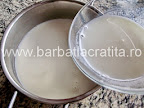 Panna cotta (budinca italieneasca) preparare reteta - punem gelatina topita peste smantana