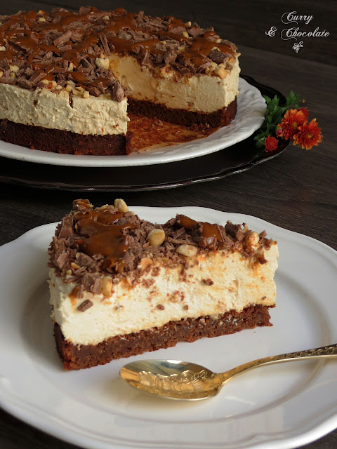 Tarta mousse de café con cobertura de chocolate, avellanas y dulce de leche – Coffee mousse cake 