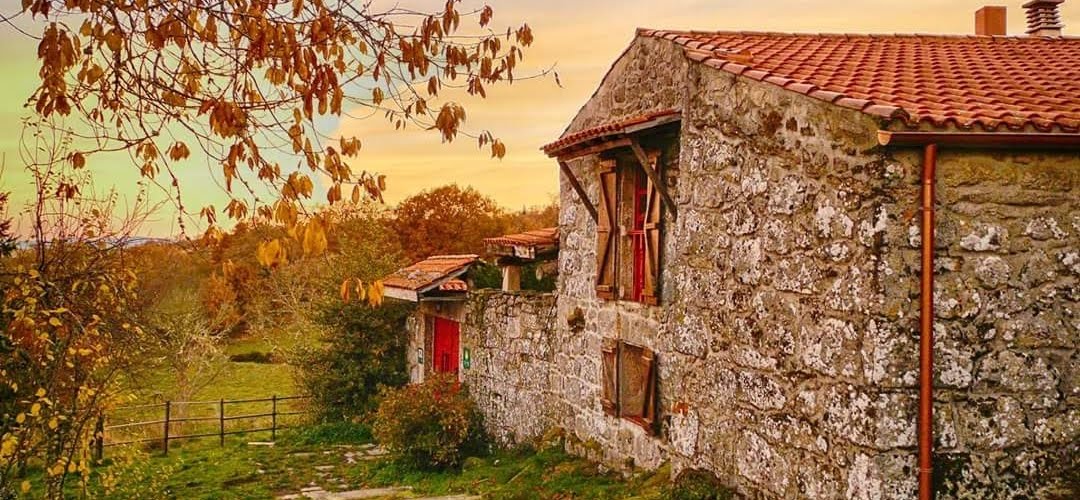 NUESTRA CASA RURAL,RODEADA DE PRADOS, BOSQUES Y CASTAÑOS. SOMOS HOGAR...