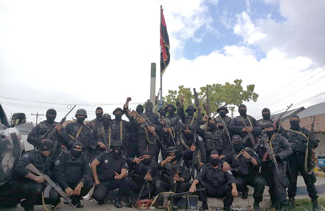 Policías Nacional y Paramilitares Policías Nacional y Paramilitares