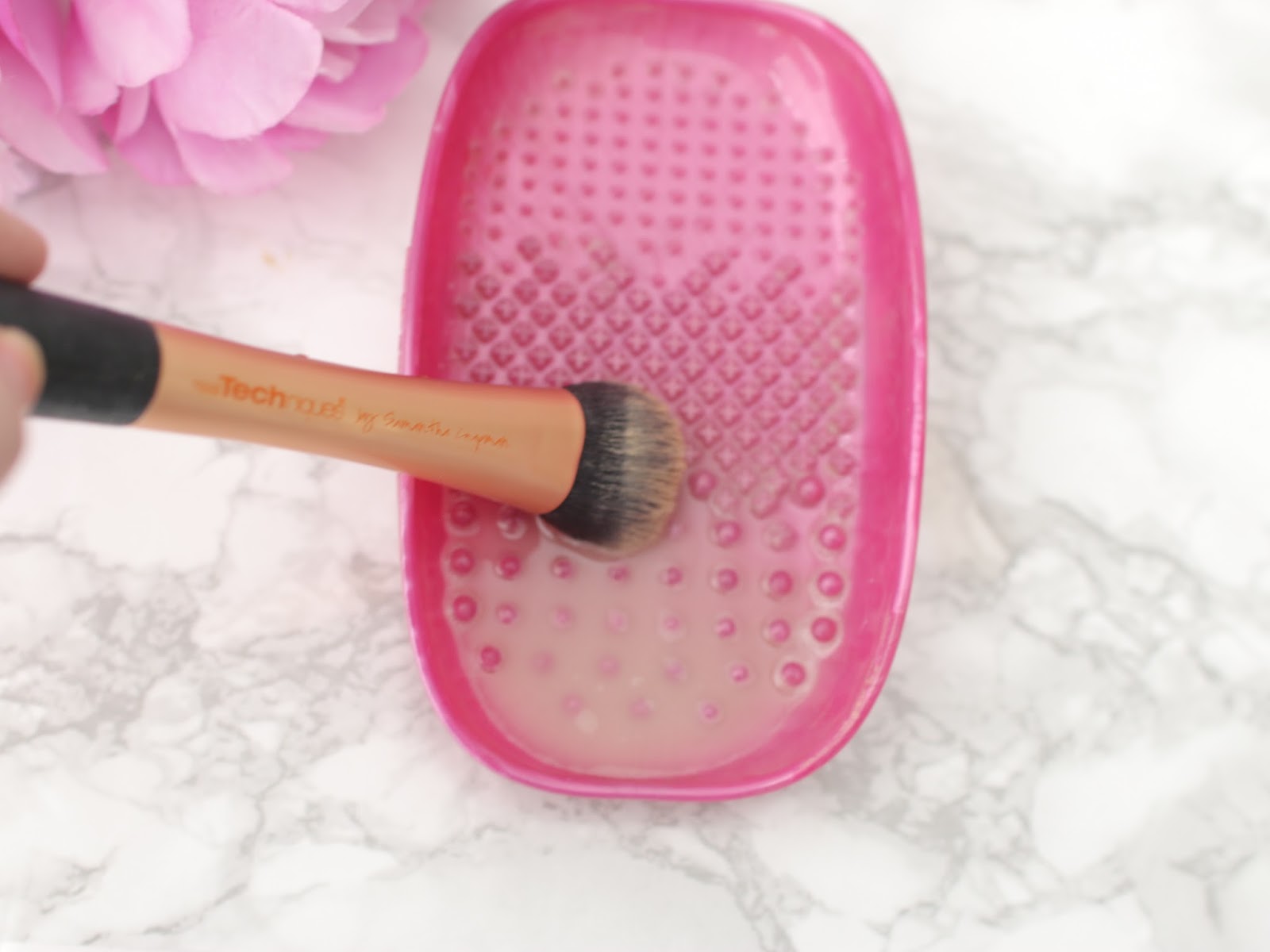 Elle Sees Beauty Blogger in Atlanta Brush Egg VS. Real Techniques