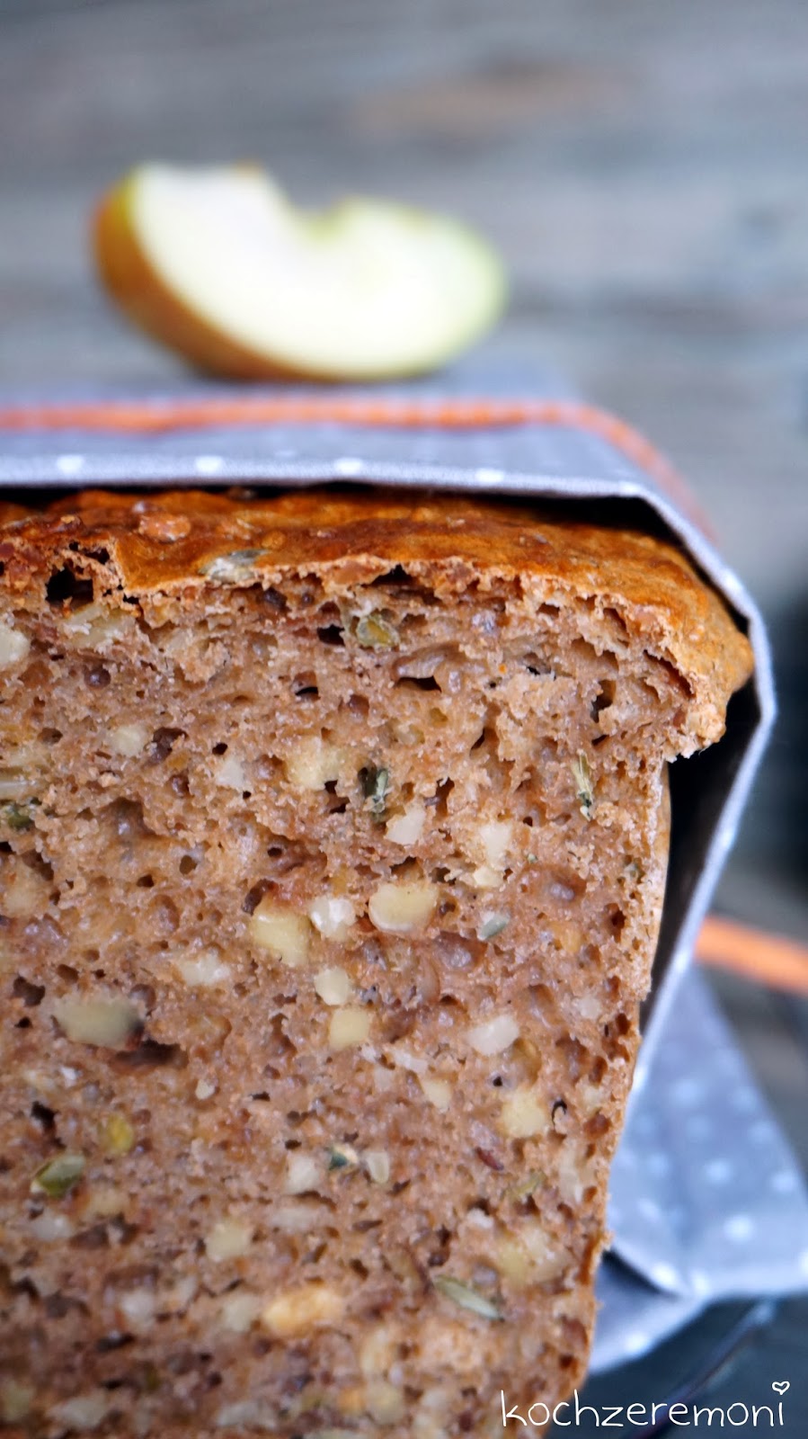 Nussbrot mit Apfel-Zwiebel-Aufstrich - ...und von meiner Karriere als ...