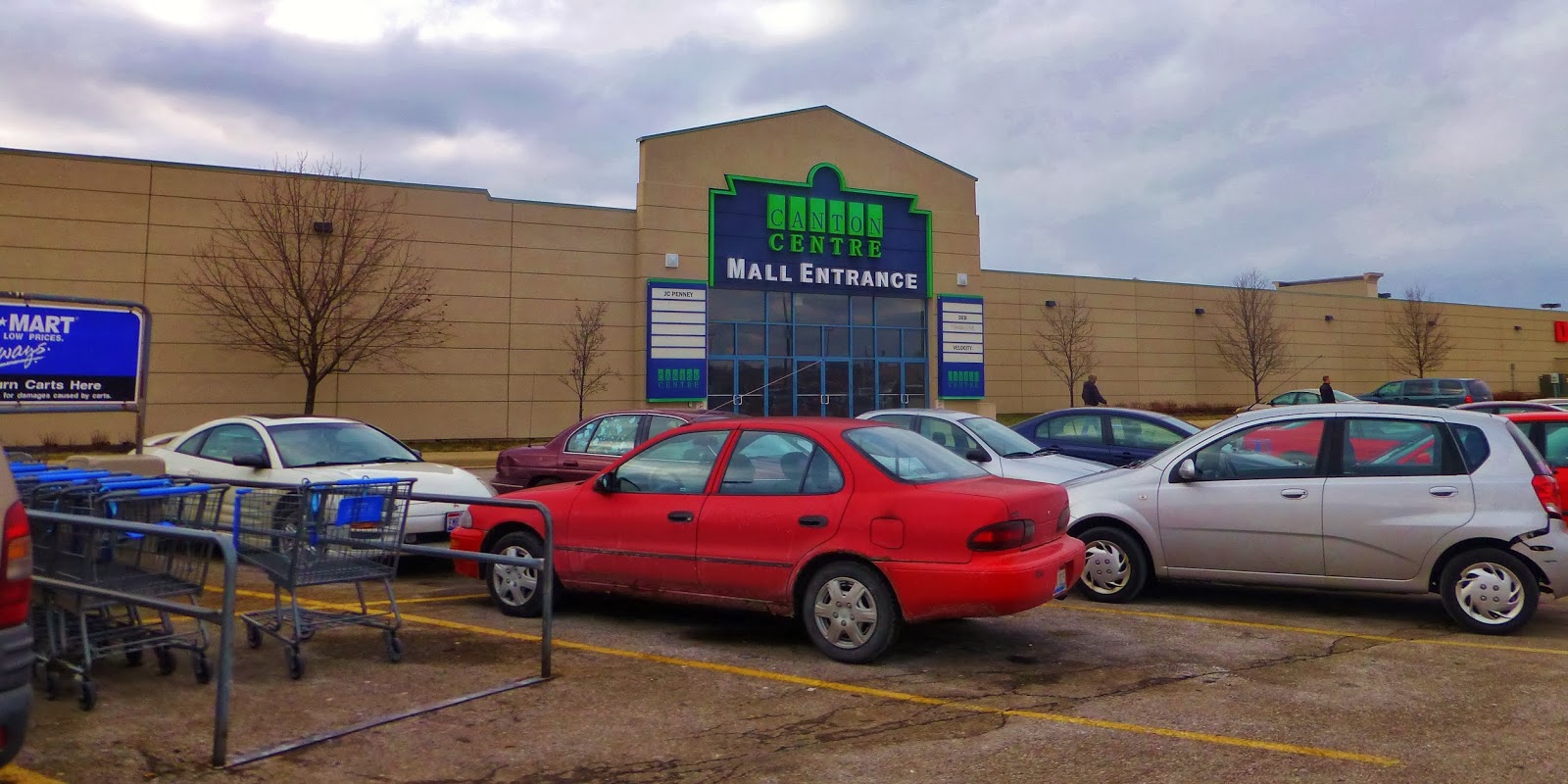Dead and Dying retail Mellett Mall / Canton Centre in Canton, Ohio