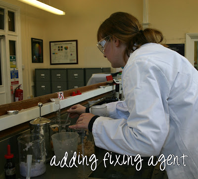 Adding a fixing agent Paper making - adding the fixing agent