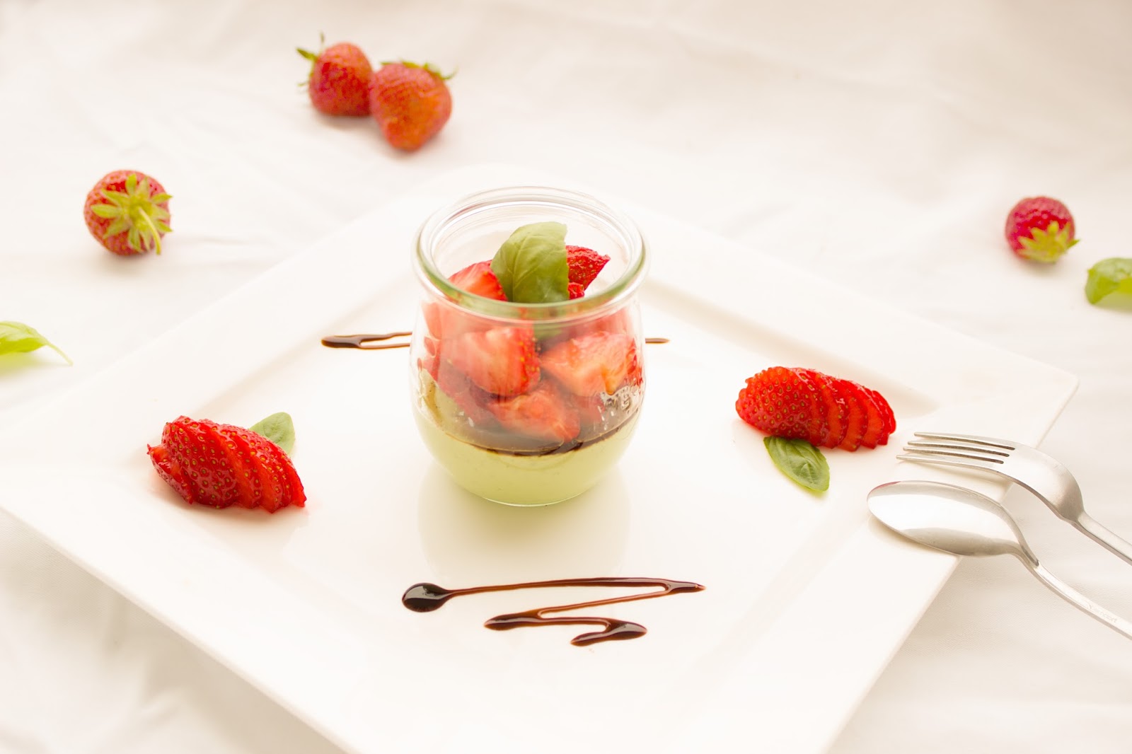 Basilikum-Mousse mit Erdbeersalat
