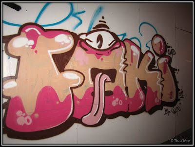 Street art graffiti rose langue Rue du Temple Paris