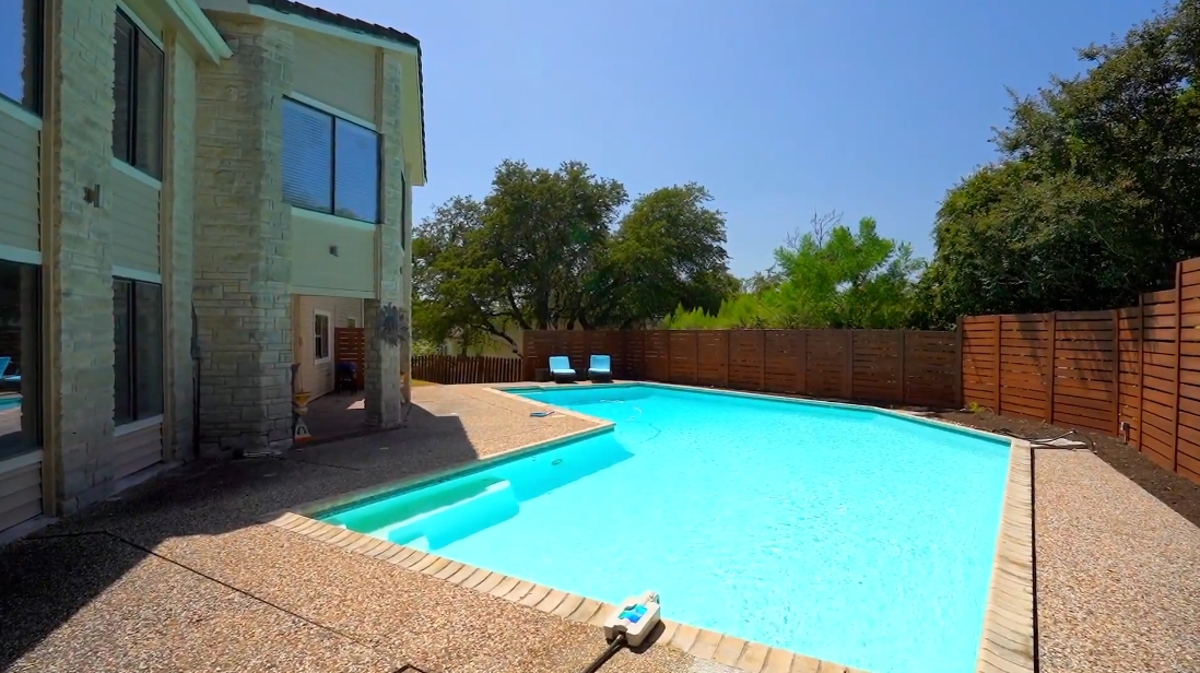22 Interior Design Photos vs. Tour 111 Indian Bend Dr, Austin, TX