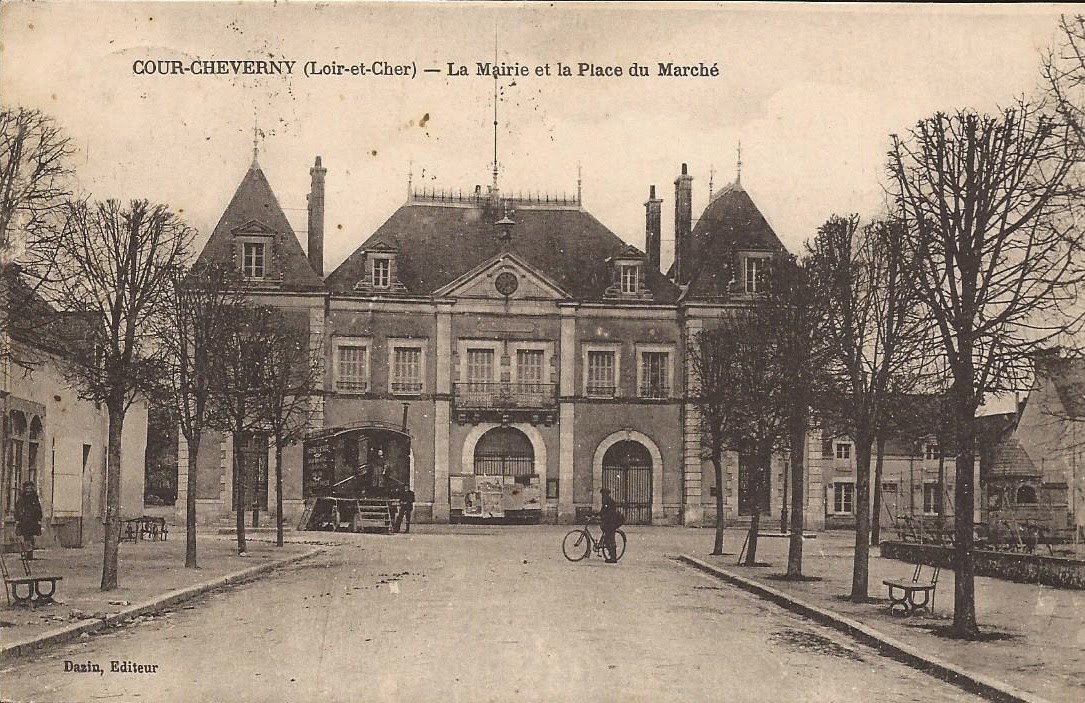 Aux abords de la Mairie - Cour-Cheverny